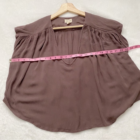 UO Silence & Noise Flowy Dark Mauve V-Neck Cropped Top - Picture 3 of 6